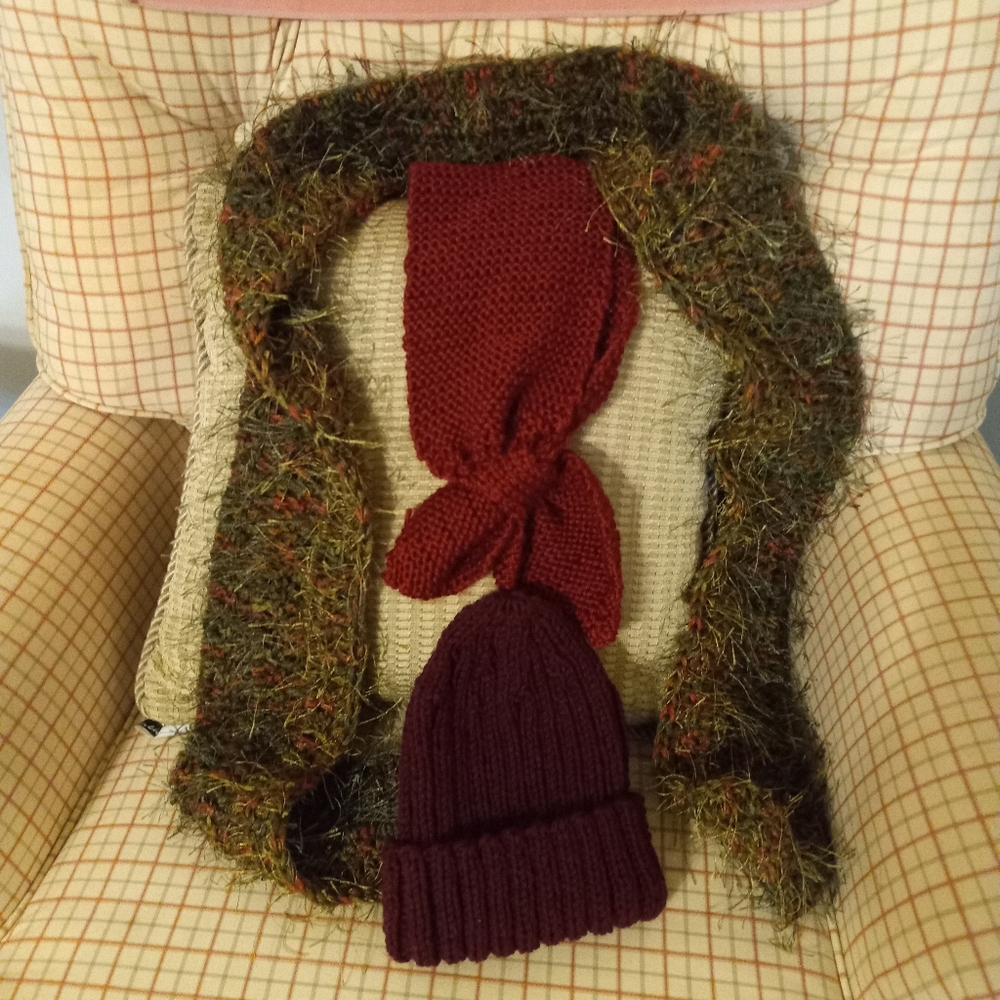 Hat and scarf set.